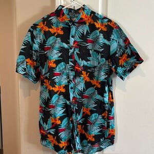 Men’s Coastal Short Sleeve Button Up Shirt Size Medium